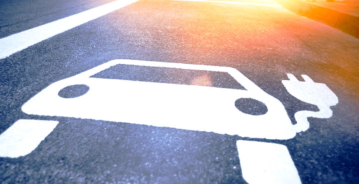 Straßenmarkierung für E-Auto-Ladestation